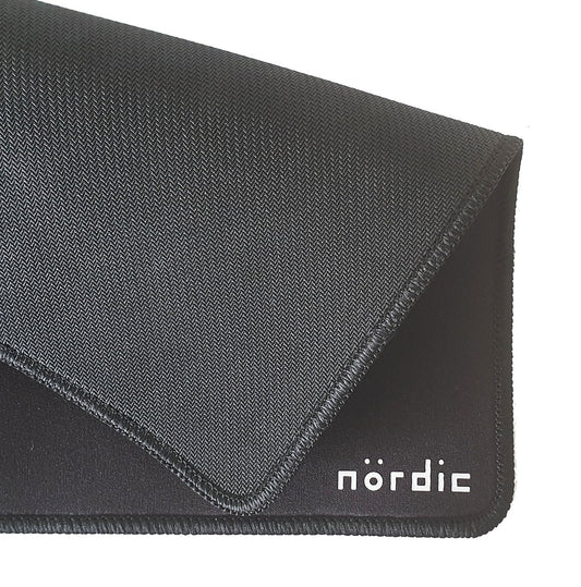NÖRDIC GAME-N1030 Gaming muismat , 320x270x3mm (S) , Anti-slip natuur rubberen onderkant , Elastan stoffen bovenkant , Gestikte randen , Zwart