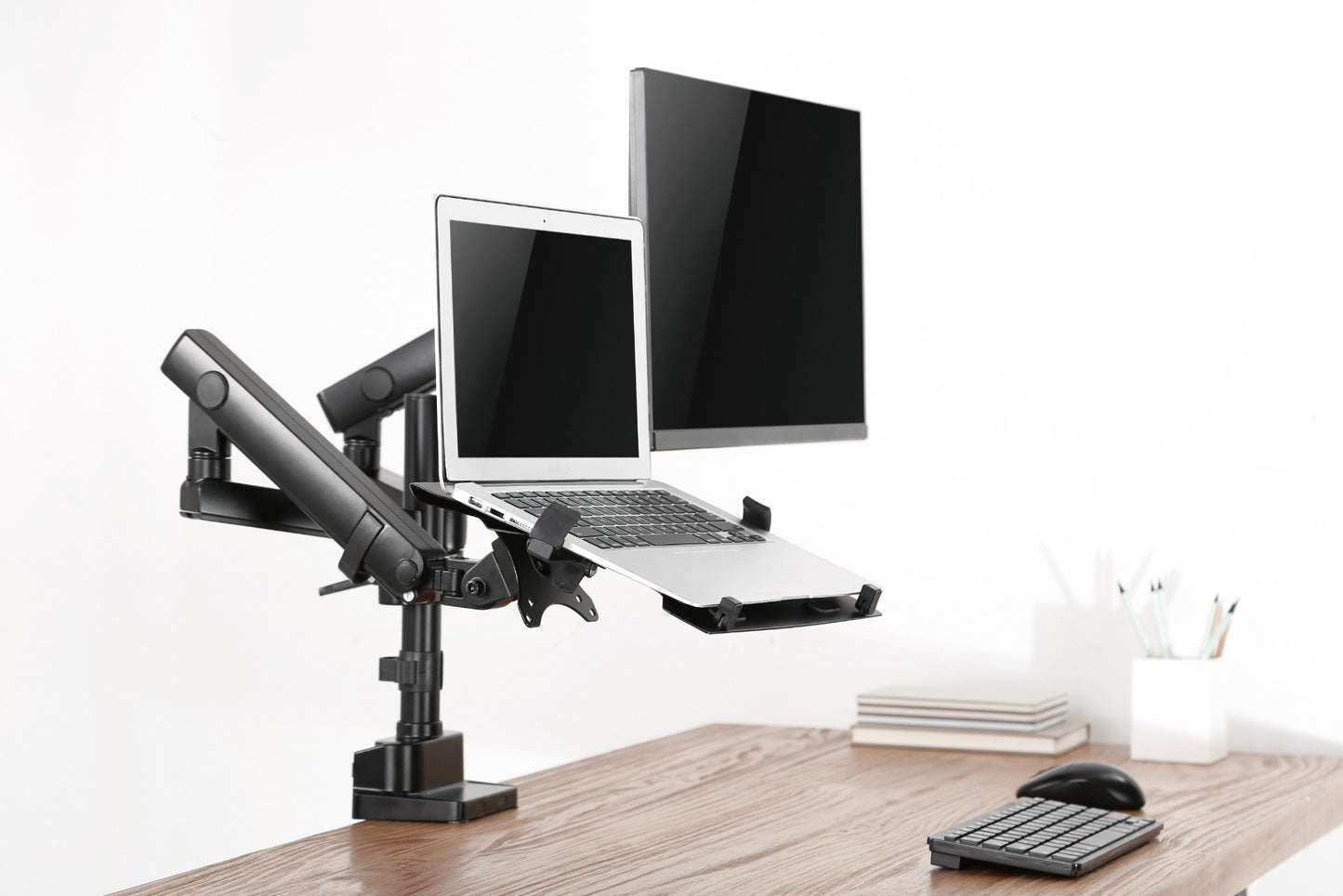 Gembird MA-DA3-02 Monitor Arm - Met notebook houder - Volledig beweegbaar - 17”-32” - Zwart