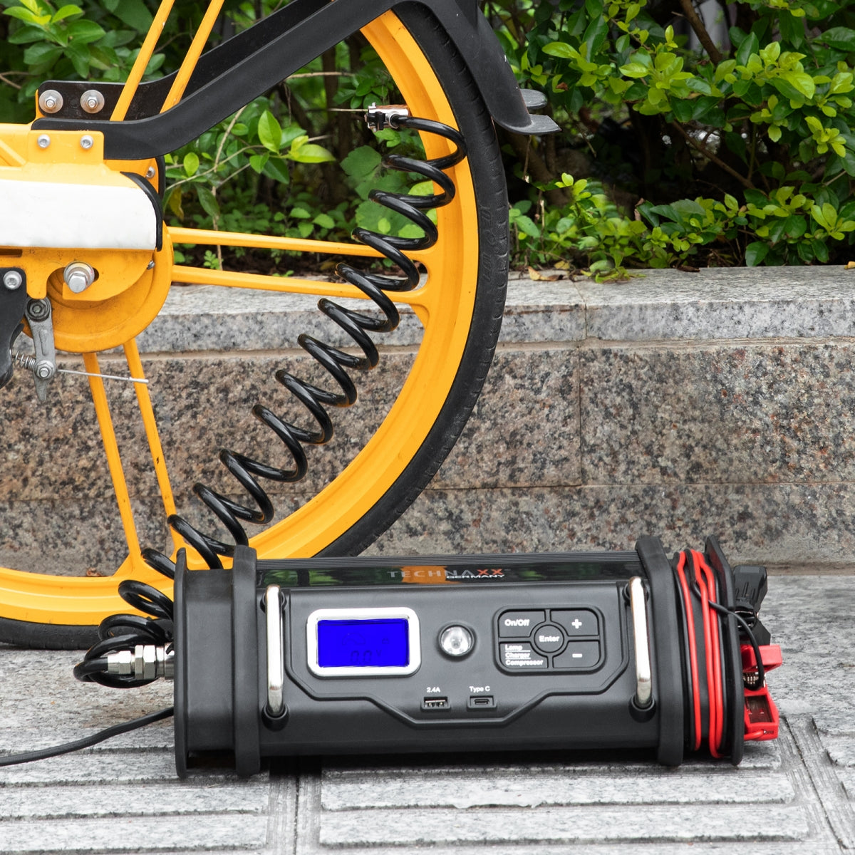 Technaxx TX-193(4999) 10A Battery charger with compressor - Lc display - LED lighting - USB - Black