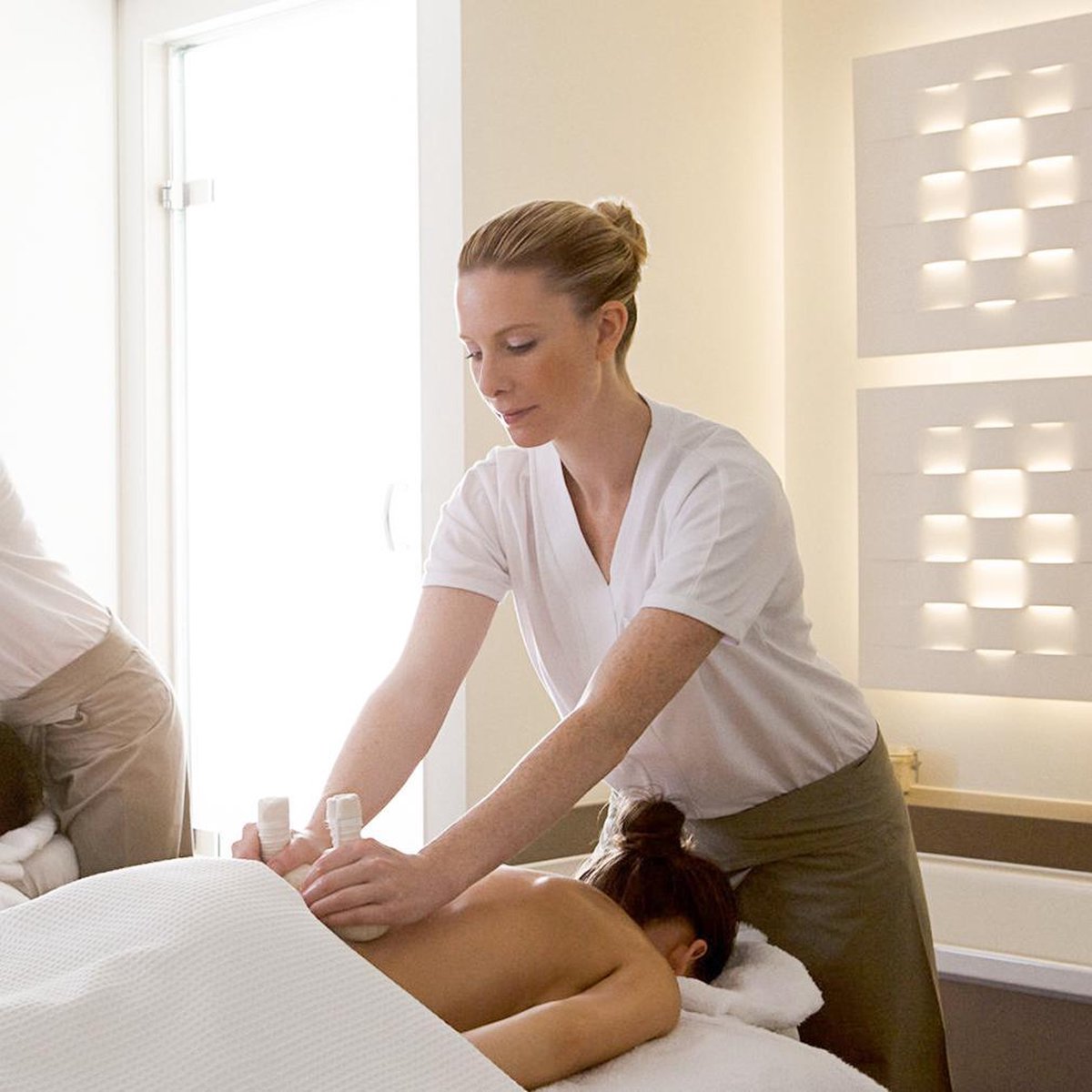 BestMassage MT-T1-Pink, Massagetafel draagbaar massagebed, 186 cm, hoogte verstelbaar en tweevoudig opklapbaar, met draagtas, Roze