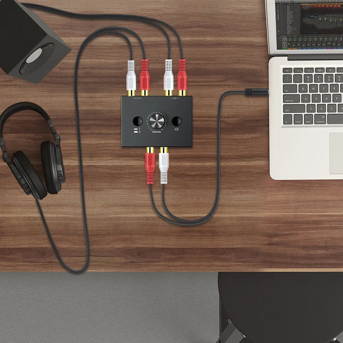 Delmark RCA Stereo Audio Schakelaar - Bi-directionele 2-in-1 R/L Audio Switcher met Mute Knop - 1 naar 2 of 2 naar 1 - Splitter en Switch